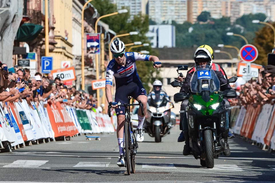 Rémi Cavagna smashes Slovakia opening stage