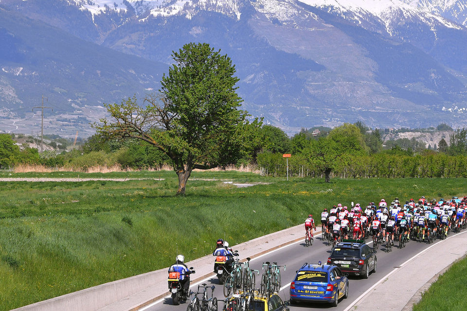 Tour de Romandie peloton trekt naar Sion