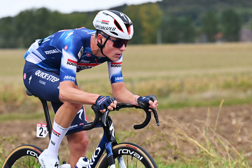 Soudal Quick-Step Devo Team aan het vertrek in Frankrijk