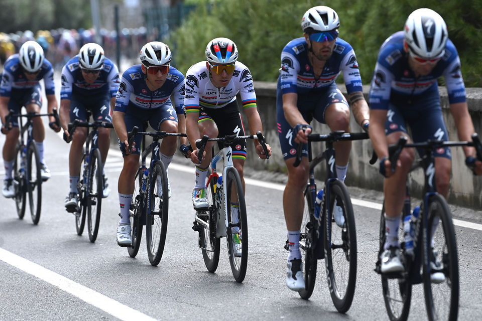 Giro d’Italia: Evenepoel enjoys a calm day in Napoli