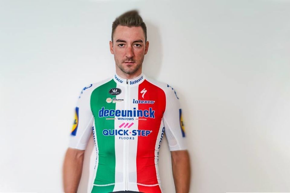 Elia Viviani in speciale tricolore trui tijdens Giro d`Italia