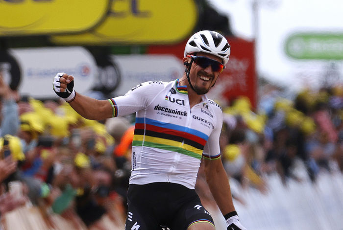 Tour de France: Alaphilippe verruilt regenboog voor geel